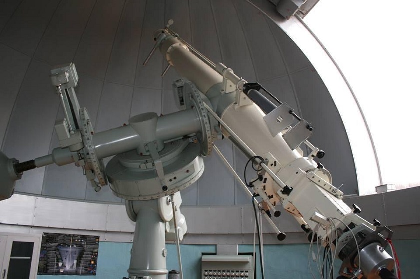 天文台内の望遠鏡