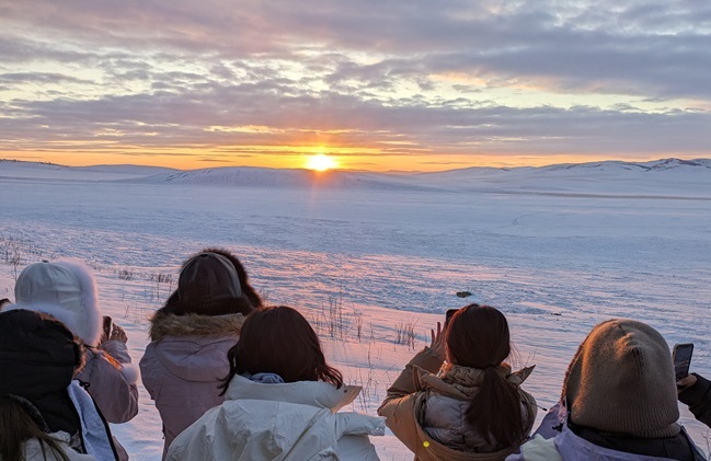 旧正月を終えると「春」を迎えるモンゴルですが、今年は、数十年ぶりの大雪害があり、例年よりも寒く雪が多い3月です。 朝晩は－20～30度になることもありますが、草原に積もった雪景色は圧巻です。 冬や春でも、テレルジ国立公園の亀石やチンギスハーン像の周りでは、ラクダに乗ってお散歩!?して、写真を撮ることは可能です！ 夏のような混雑も無く、ラクダも元気な笑顔!?　寒さを防ぐ為に毛もフサフサであったか♪この時期ならではのモンゴルをお楽しみいただけます！